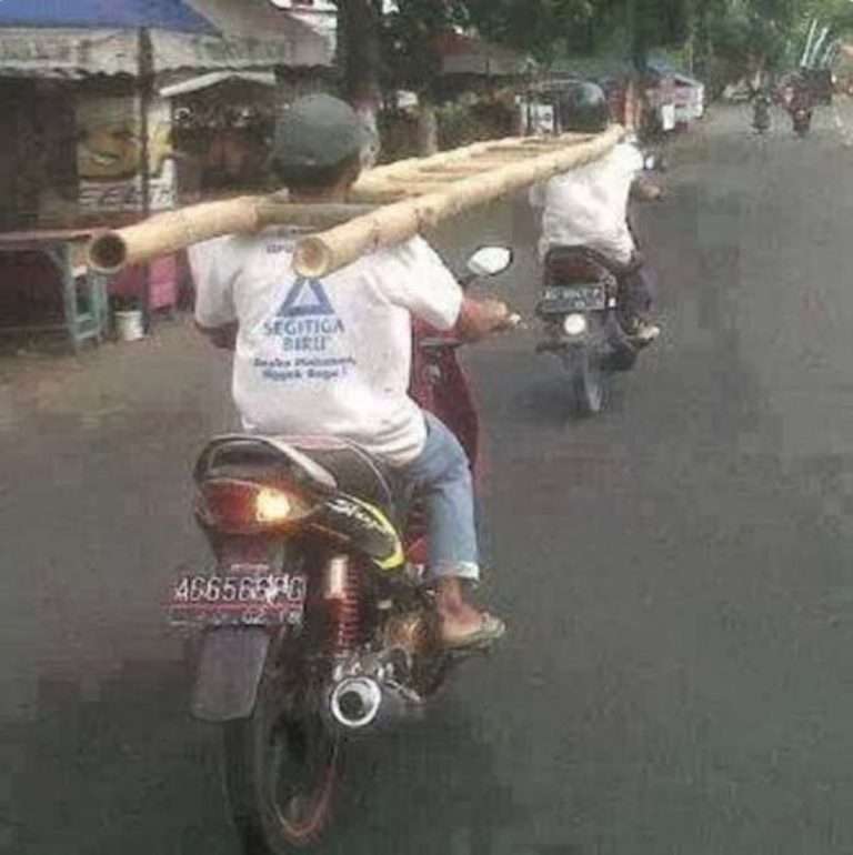 Pengendara Motor Lucu