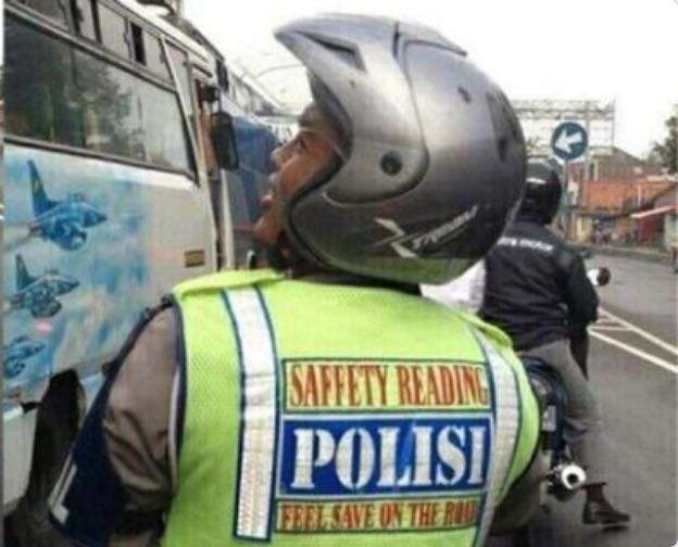 Pengendara Motor Lucu