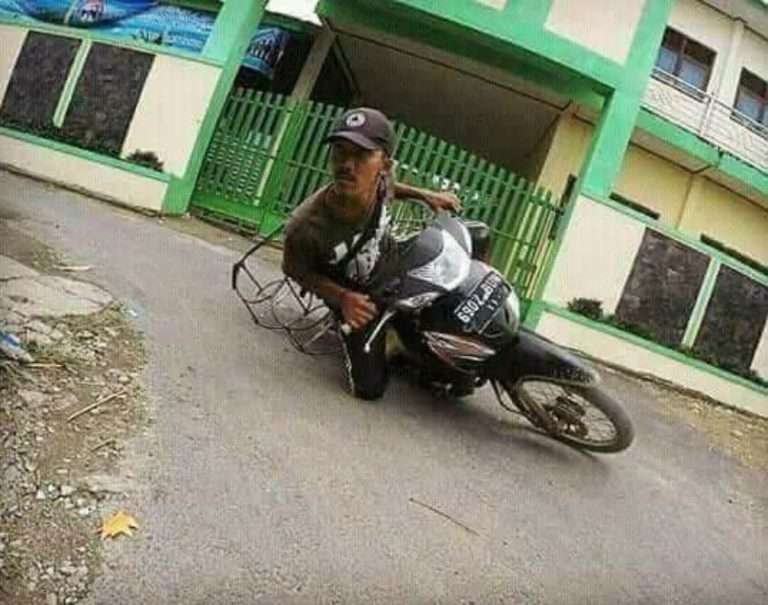 Pengendara Motor Lucu