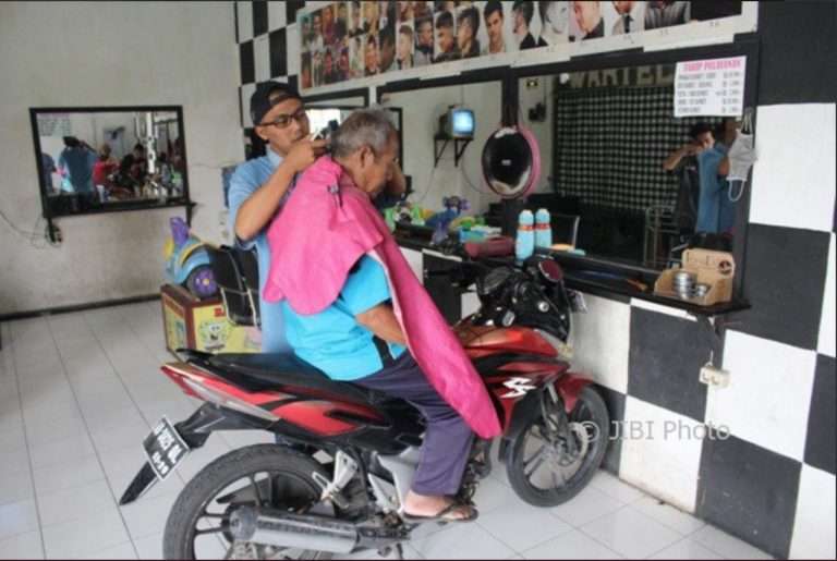 Pengendara Motor Lucu
