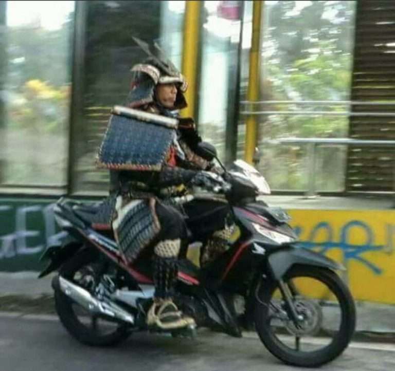 Pengendara Motor Lucu
