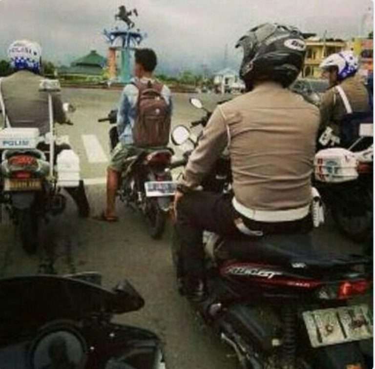 Pengendara Motor Lucu