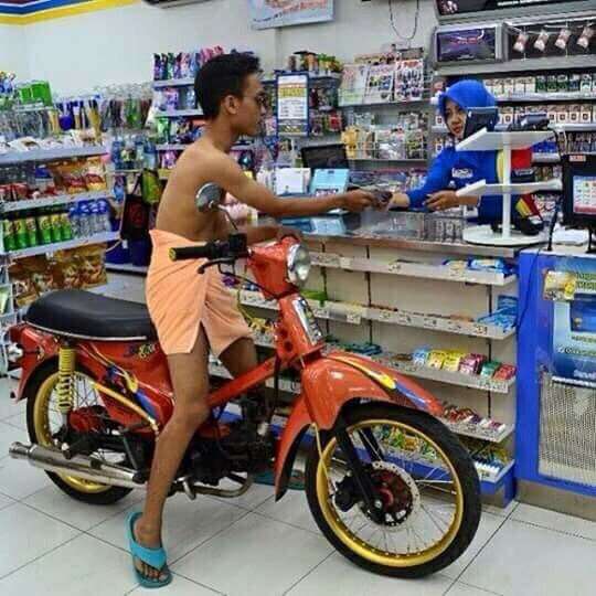 Pengendara Motor Lucu