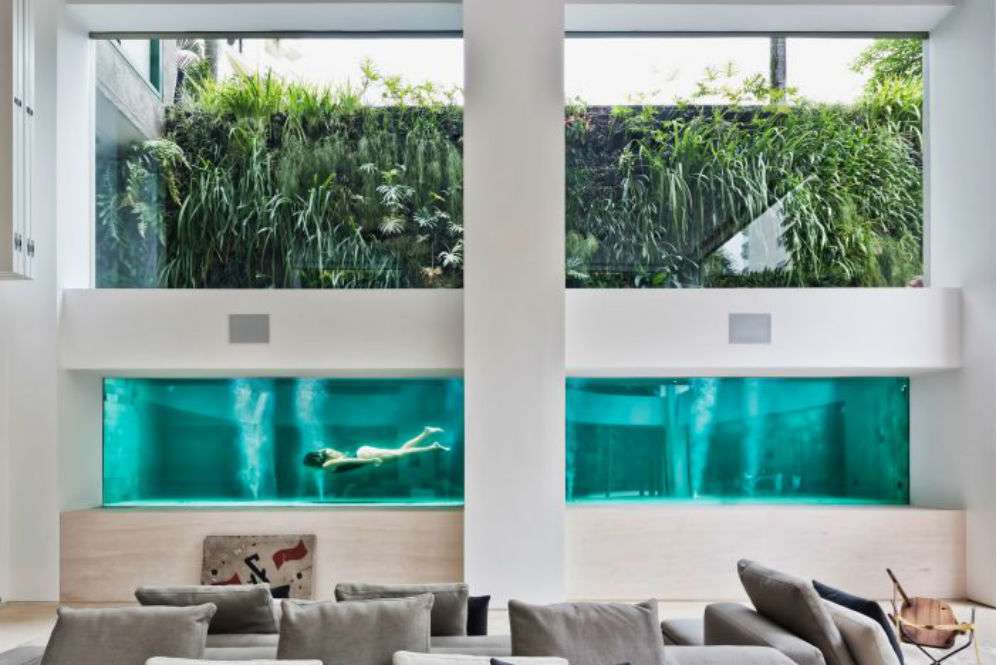 Kolam renang yang berbatasan dengan ruang santai