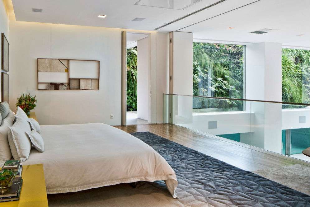 Kolam renang yang berbatasan dengan ruang santai