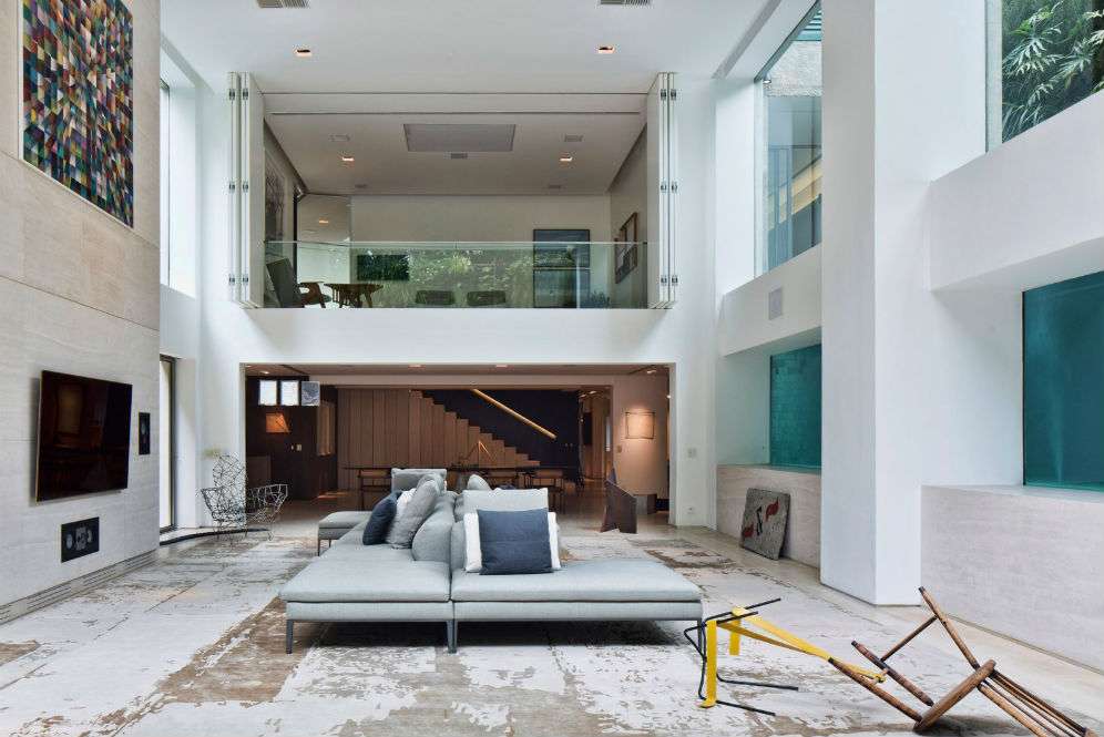 Kolam renang yang berbatasan dengan ruang santai