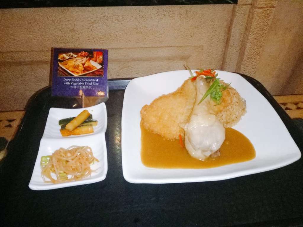 Makanan halal di Explorer's Club Restaurant