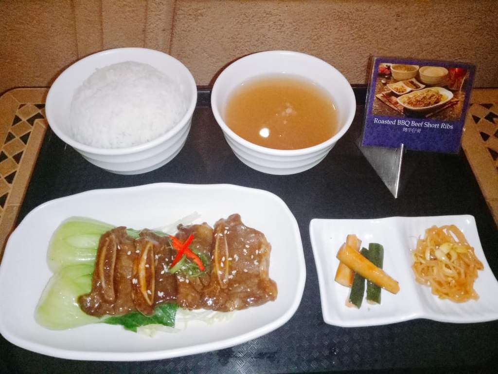 Makanan halal di Explorer's Club Restaurant