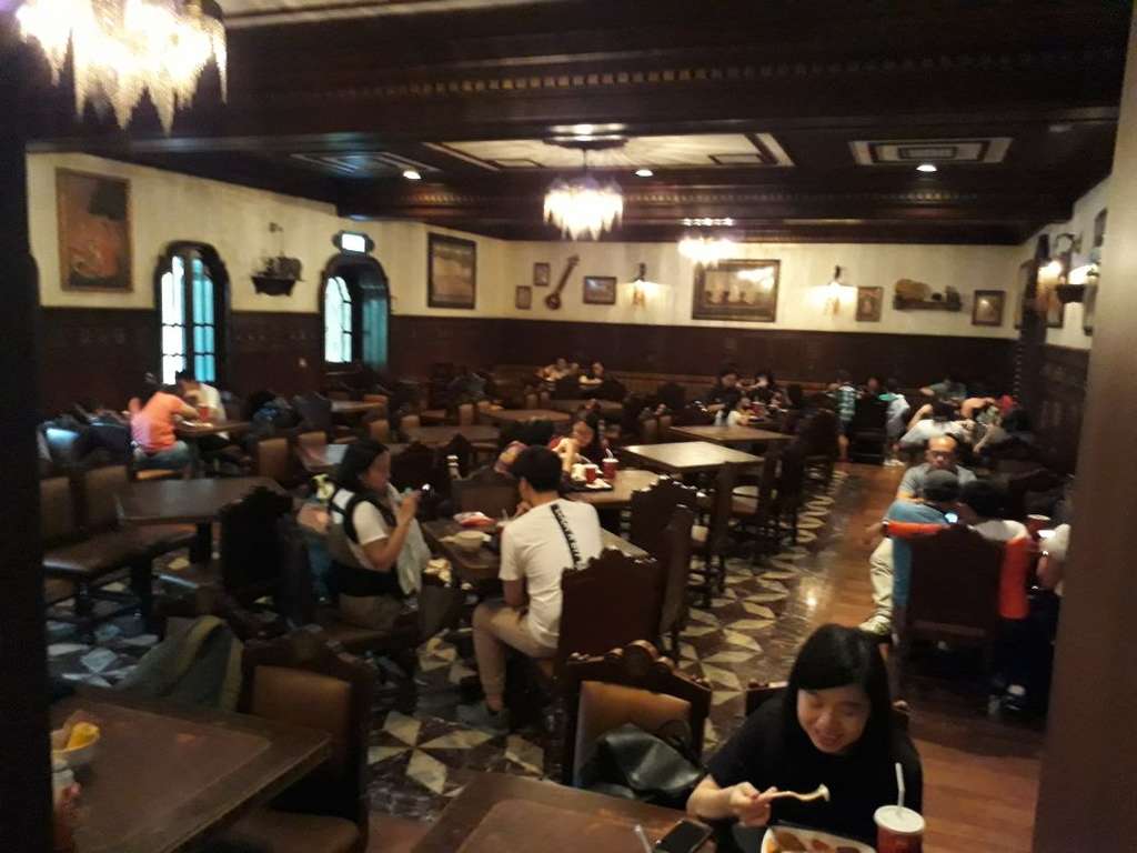 Suasana di Explorer's Club Restaurant