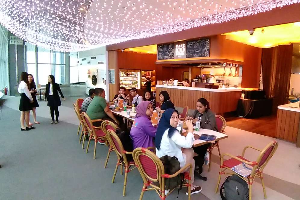Cafe 100 dan Ritz Carlton