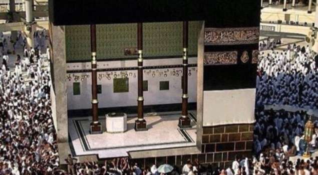 Penampakan di dalam Kabah dari luar.