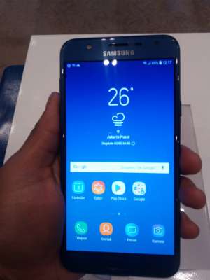 Tampilan depan Samsung J7