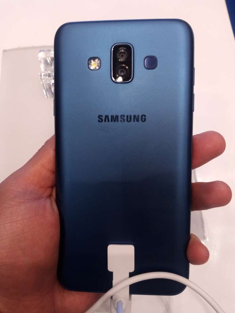 Galaxy J7 Duo memiliki dua kamera untuk kamera belakang.
