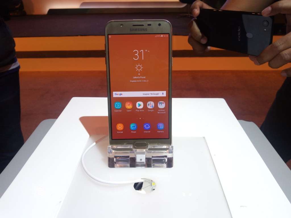 Samsung Galaxy J7 juga punya memori yang cukup besar.