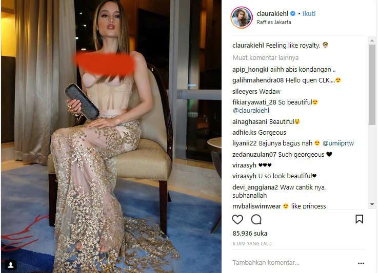 Cinta Laura dengan gaun pernikahannya.