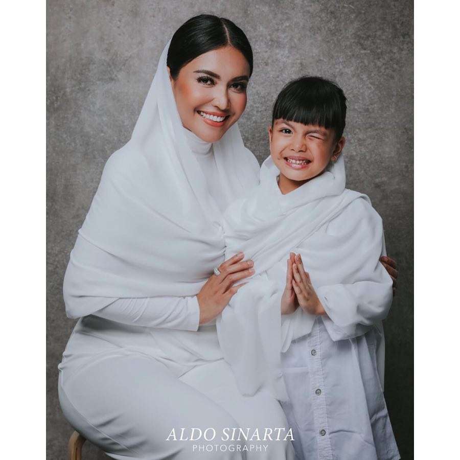 Denada dan anaknya Denada dan anaknya