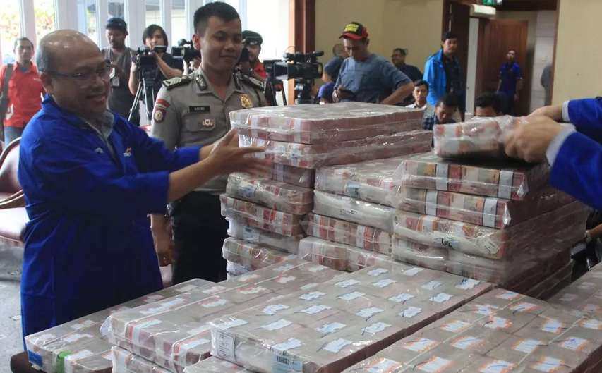 Tumpukan uang yang disetor Samadikun Hartono (1)