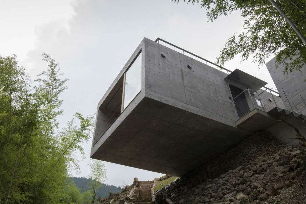 Rumah di bibir jurang