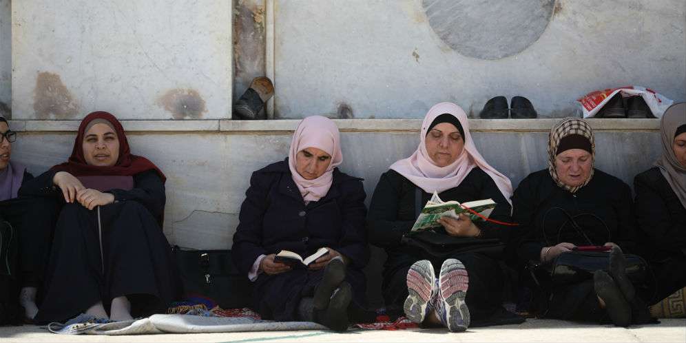 Para perempuan membaca doa di kompleks Masjid Al Aqsa