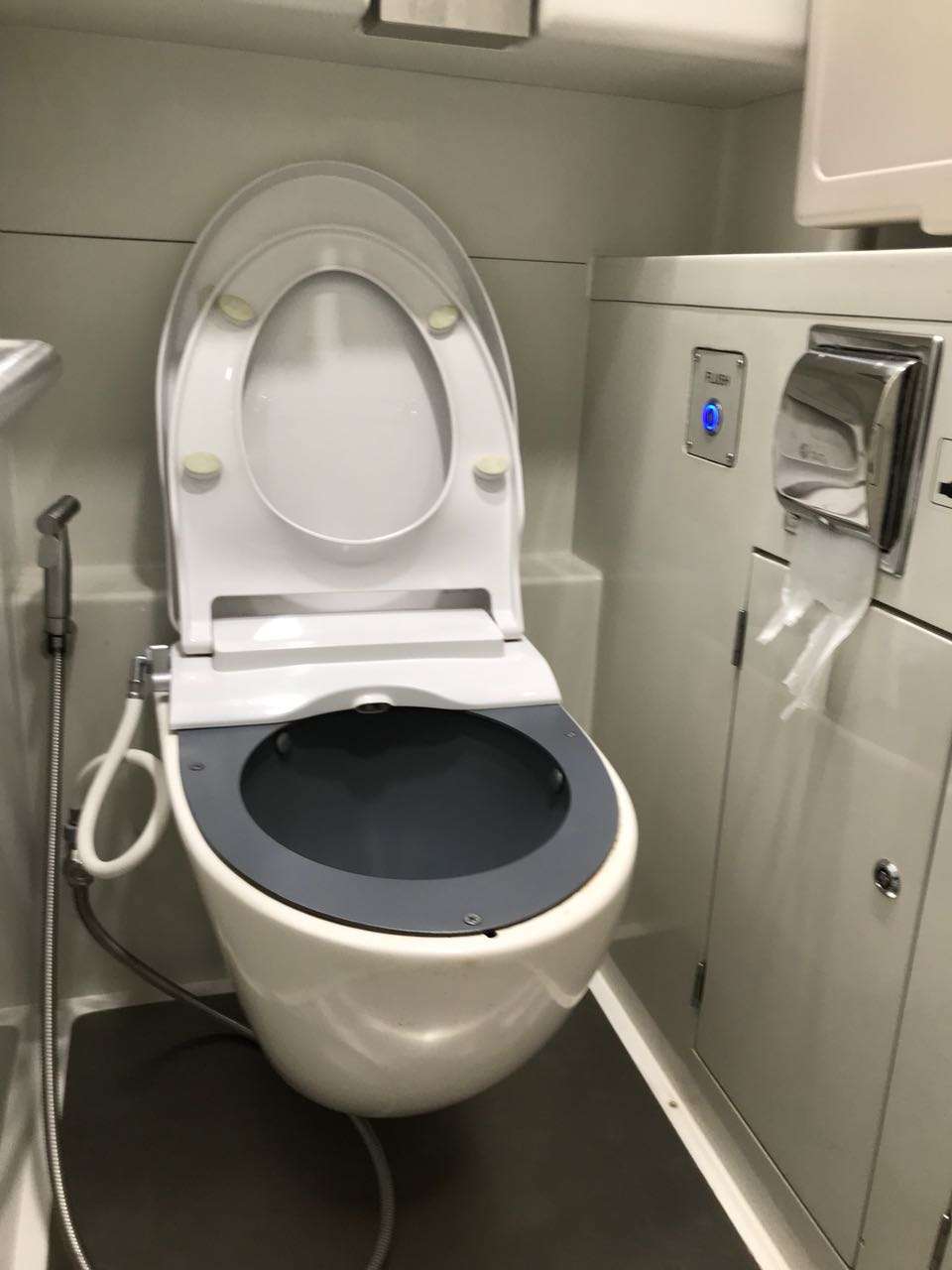 Toilet kereta bandara.