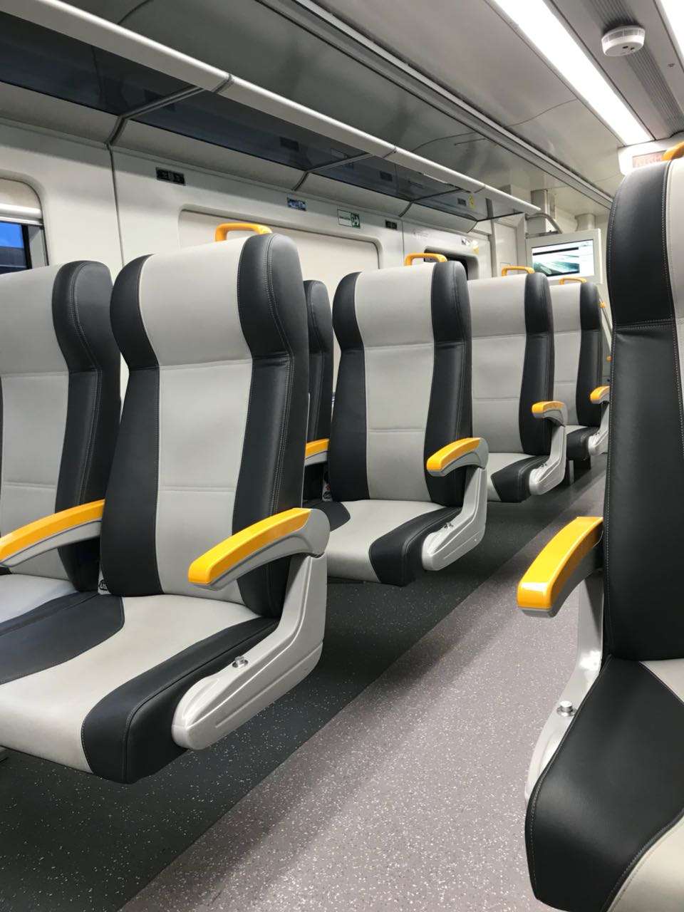 Interior kereta bandara.