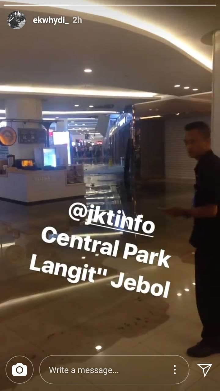 Lantai Central Park Mall tambak tergenang air