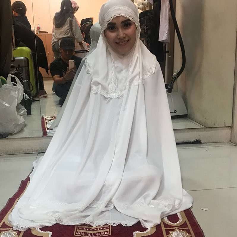 Ayu Ting Ting pakai mukena