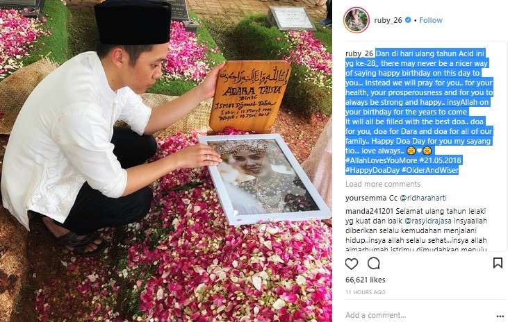 Rasyid di samping pusara sang istri