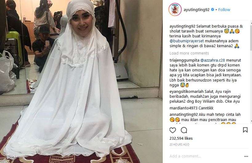 ayu ting ting pakai mukena