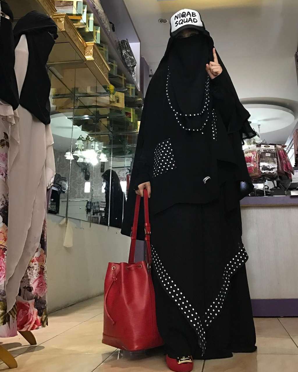 Nuri Maulida bercadar Nuri Maulida bercadar