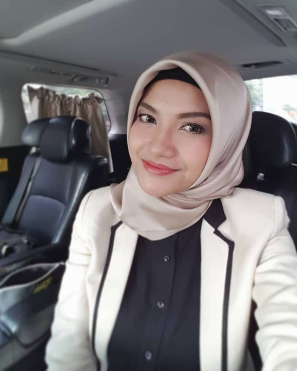 Tina Talisa berhijab