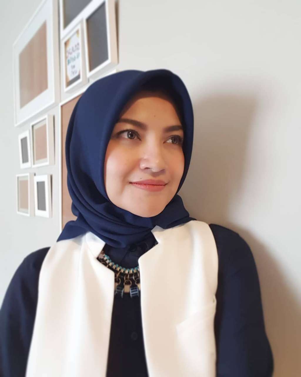 Tina Talisa berhijab