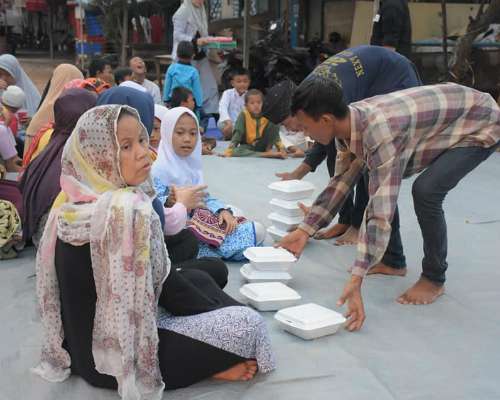 Buka puasa bersama Sekolah Relawan di Kampung Pakin