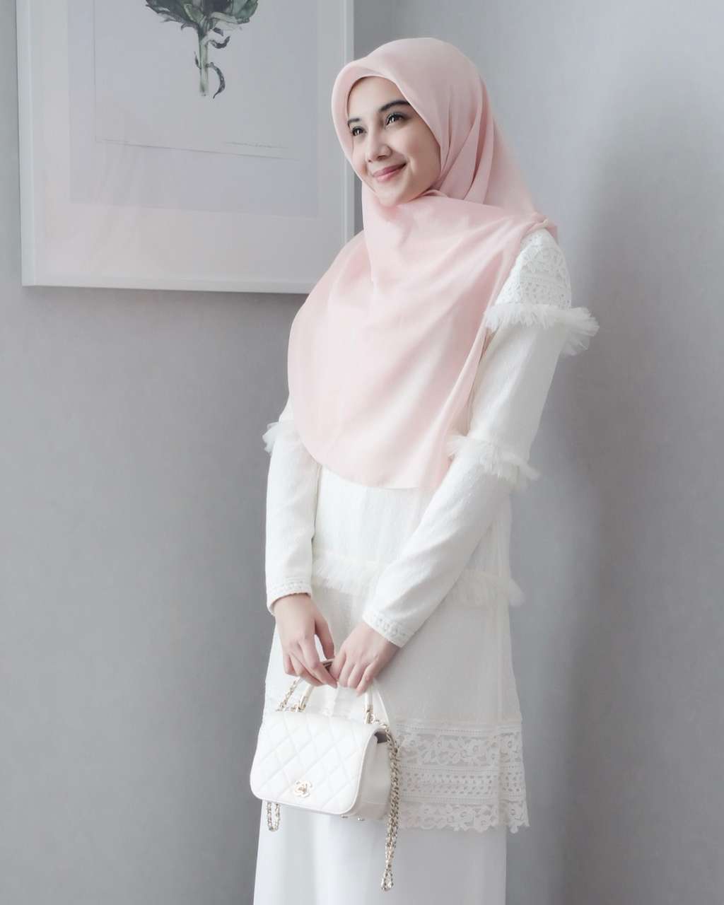 Busana Zaskia Sungkar