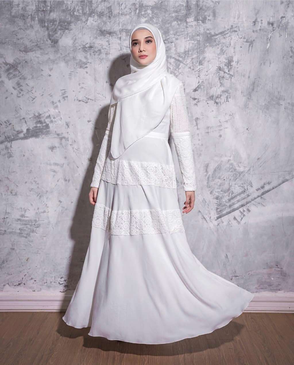 Busana Zaskia Sungkar