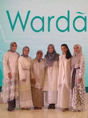 dewi sandra di acara wardah