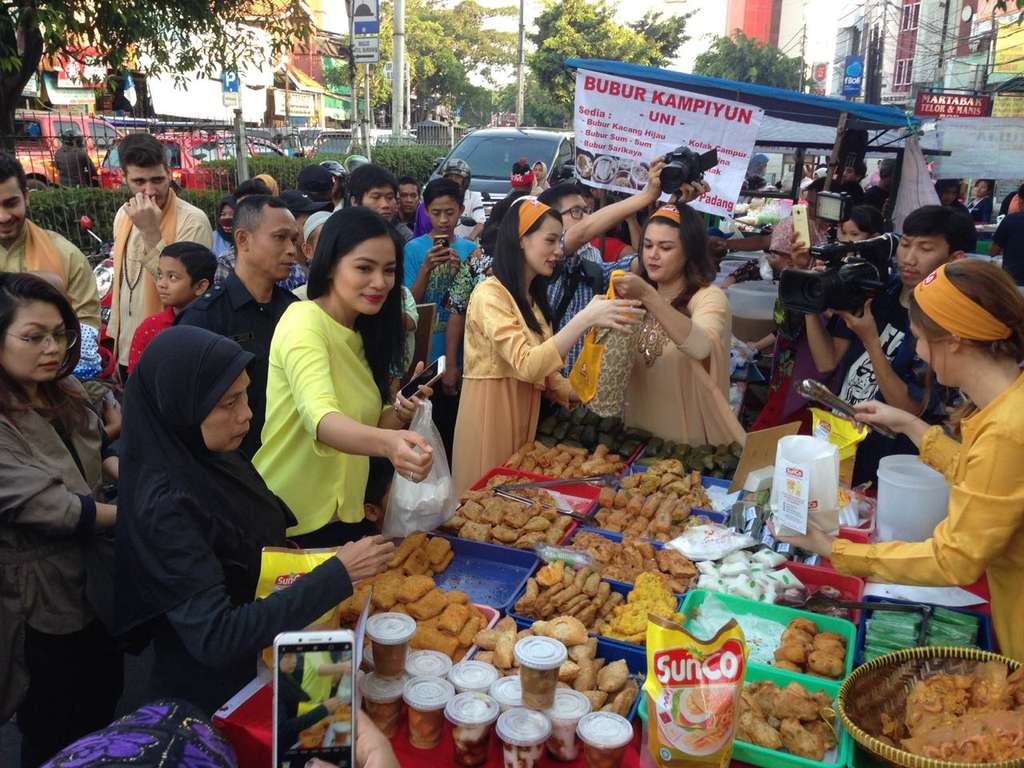 Titi Kamal Beli Gorengan