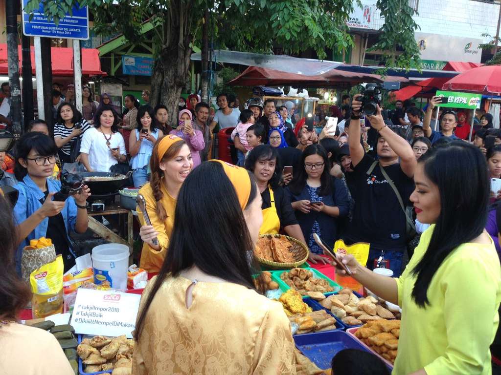 Titi Kamal Beli Gorengan