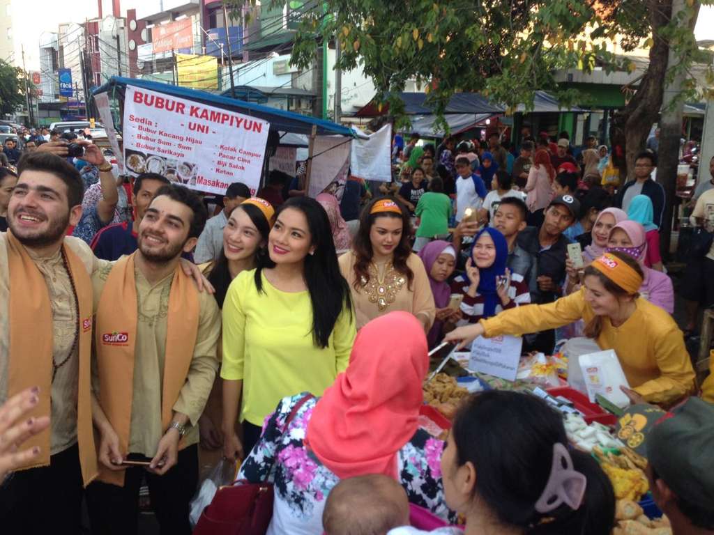 Titi Kamal Beli Gorengan