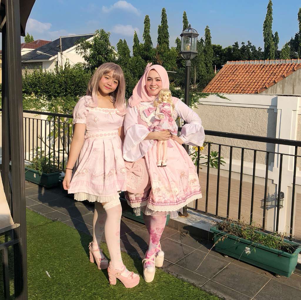 Astrid Kuya bergaya ala Lolita