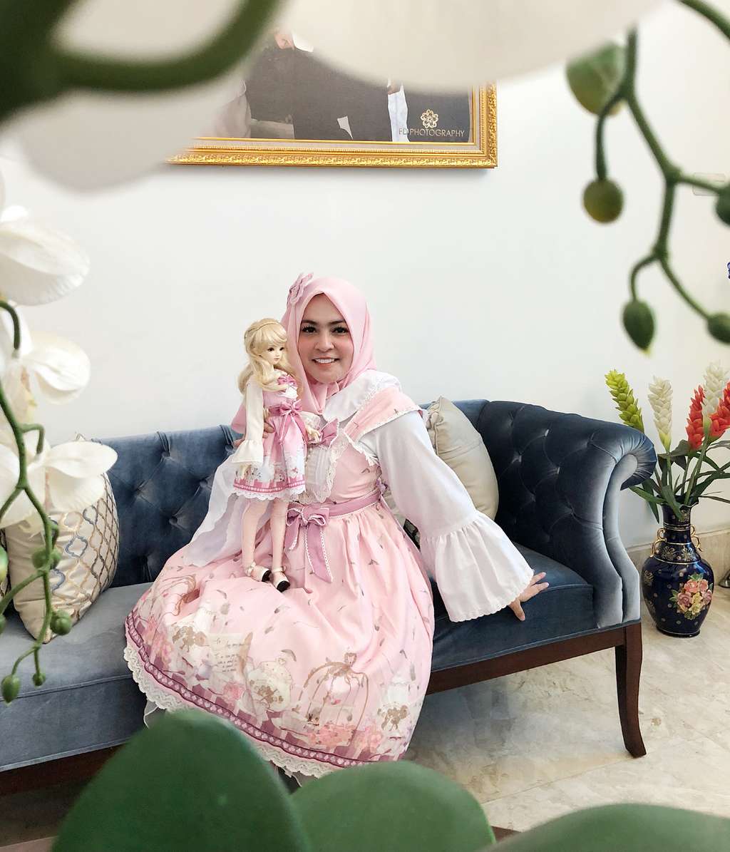 Astrid Kuya bergaya ala Lolita
