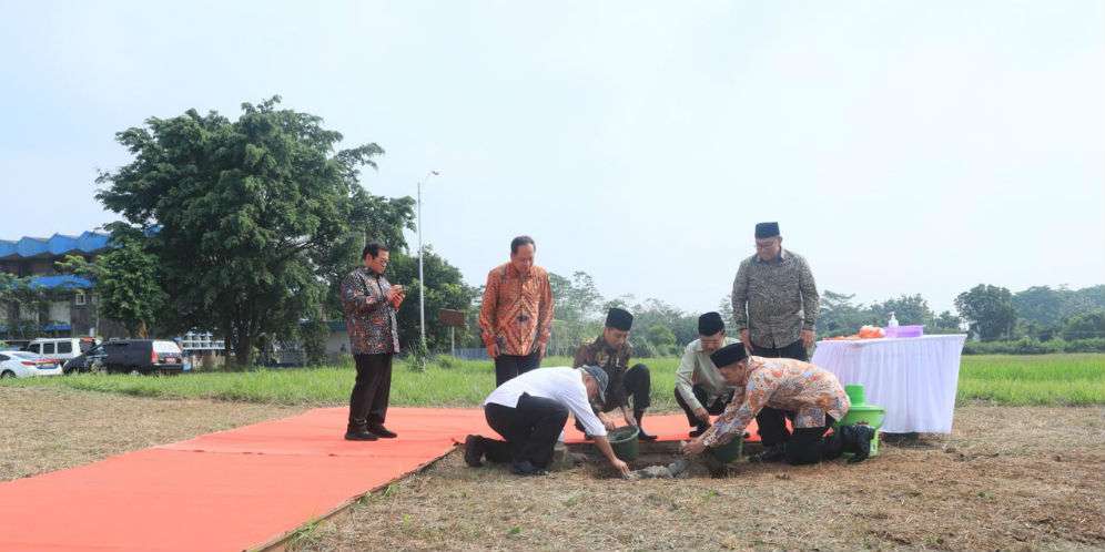 Jokowi dan sejumlah pejabat meletakkan batu pertama UIII