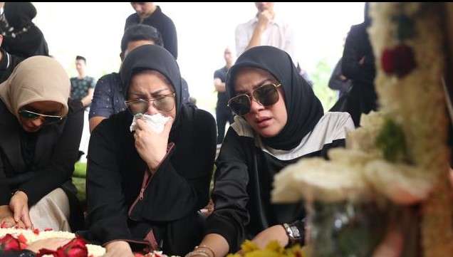 pemakaman ayah Olla Ramlan