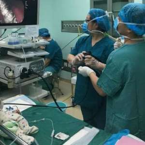 Dokter mengeluarkan paku dari perut bayi
