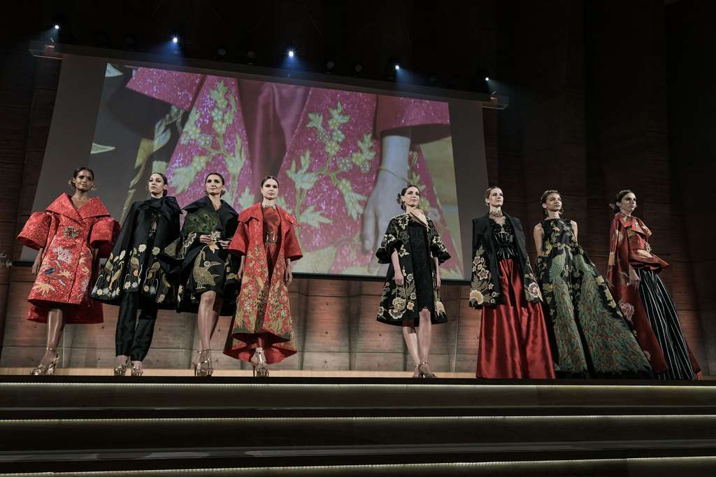 Rancangan Denny Wirawan di Batik For The World