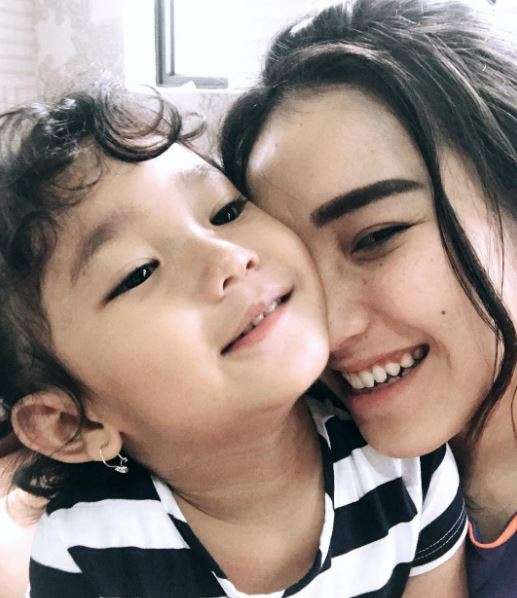 Ayu Ting Ting dan anaknya