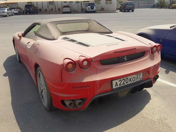 Mobil Ferrari teronggok