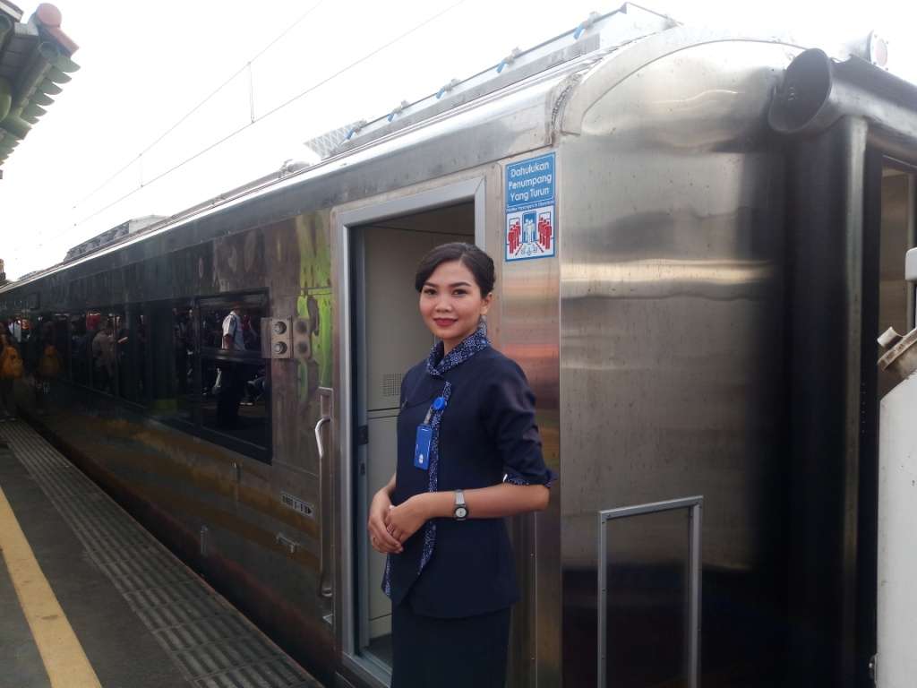 Penampakan depan gerbong kereta sleeper.