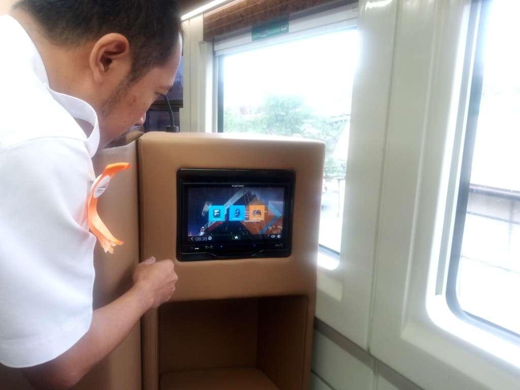 Ada layar monitornya.