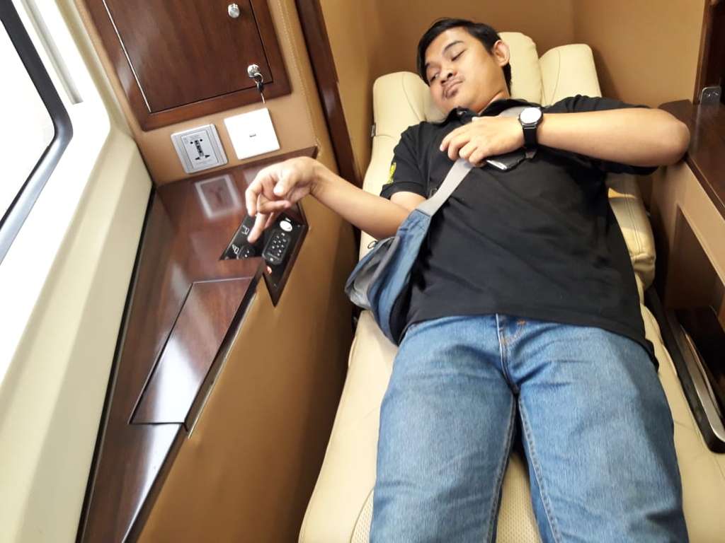 Selain empuk, kursinya juga nyaman untuk dipakai tidur.